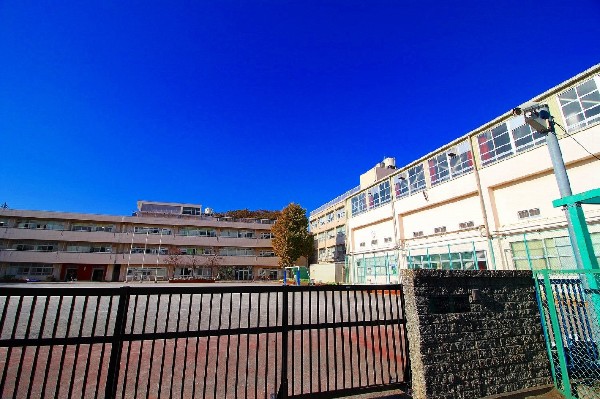 周辺環境:城郷小学校　(明治33年創立のかなり歴史ある小学校。1学年3～4クラスで総生徒数は610名ほど。広い校庭で体育授業や部活に専念できます。)