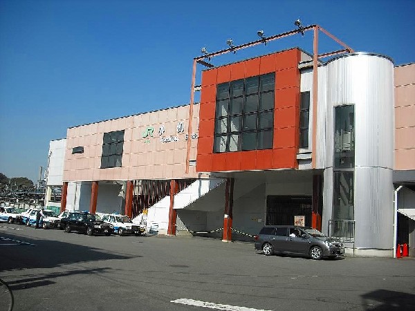 周辺環境:小机駅　(横浜国際総合競技場（命名権により日産スタジアム）の開場と同年の1998年に現在の橋上駅舎が完成しました。)