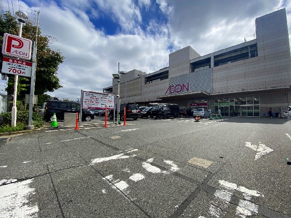 周辺環境:イオン横浜新吉田店　(食料品だけでなく衣料品、日用雑貨、ドラッグストア等も揃う便利なショッピングモール。ご家族でお買い物に出かけるのも楽しいですね。)