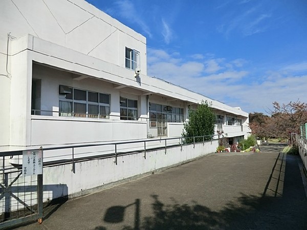 周辺環境:高田中学校　(成長の過程でより濃い時間を過ごす3年間。ここで過ごす時間は、お子様にとって、とても大切な思い出となるはずです。)