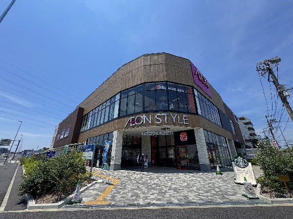 周辺環境:イオンスタイル横浜高田店　(買い物や外食に大変便利な立地です。食品・日用品のほか、カフェや飲食店、クリニックなども併設されており、生活利便性の高いエリアです。)