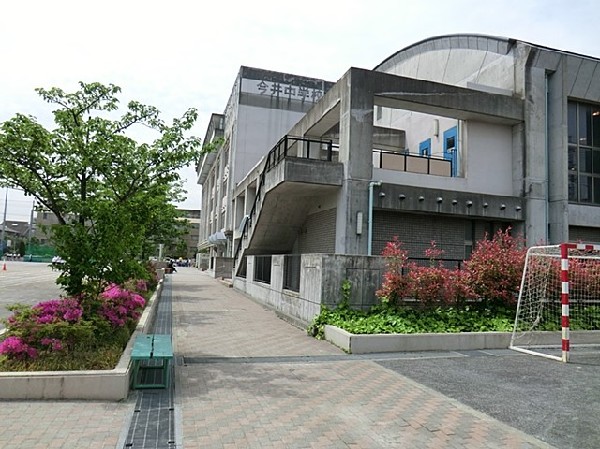 周辺環境:今井中学校(中央には渋川が流れ、春には桜が咲き誇る川崎市中部の中原区にあります。学校教育目標は「心身の健康」「自他の尊重」「生きがいの発見」)