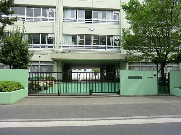 周辺環境:今井小学校(学校教育目標「自ら学び、心豊かに、たくましく生きていく児童の育成をめざして」)