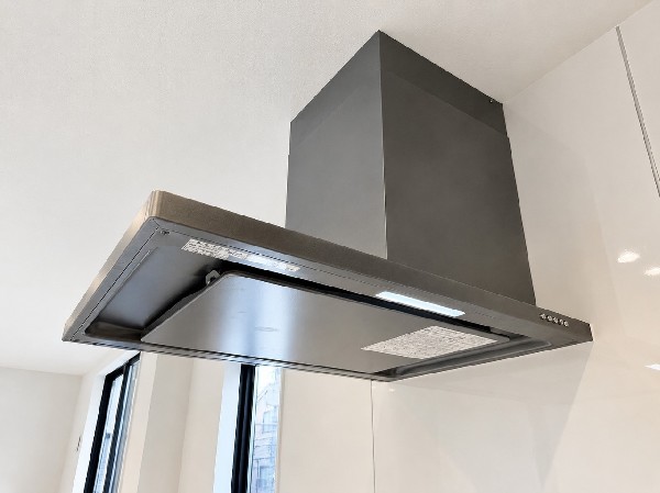 換気扇　調理中の煙や油、ニオイを屋外へ排出する設備です。戸建では、ダクトを用いるシロッコファンや壁に直接設置するプロペラファンが主流です。