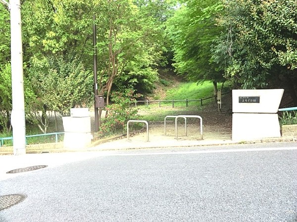 周辺環境:美しが丘西よもぎ公園(樹木が立ち並び、木漏れ日を愉しめる公園。都会の騒がしさから解放される、大人も癒される落ち着きある空間が広がります。)