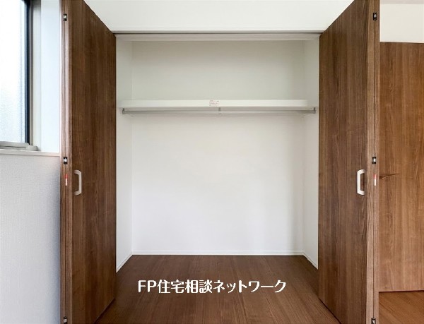 【クローゼット】奥行きのあるクローゼットを備え、衣類はもちろん季節用品やスーツケースなどもすっきり収納。居住空間を広く使いやすく保てる、収納力が魅力の洋室です。