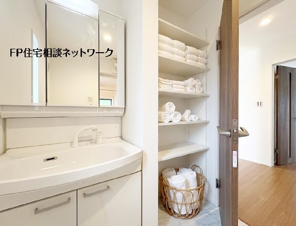 【洗面脱衣室】本画像はAIがCGで家具を作成しており、実際の現地に家具は設置されておりません。また、販売価格に家具等は含まれておりません。