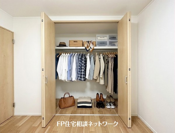 【クローゼット】  本画像はAIがCGで家具を作成しており、実際の現地に家具は設置されておりません。また、販売価格に家具等は含まれておりません。