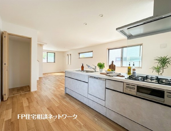 【キッチン】  本画像はAIがCGで家具を作成しており、実際の現地に家具は設置されておりません。また、販売価格に家具等は含まれておりません。
