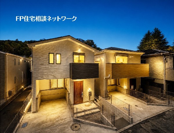 外観:【外観】  落ち着いた住環境が広がる閑静な住宅街。白を基調とした明るい外観と、バルコニーの木目調アクセントが映える、洗練された佇まいの新築戸建。穏やかな暮らしを叶える住まいです。