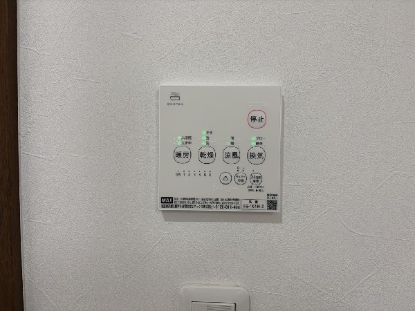 【24時間換気システム】シックハウス防止を主な目的に全ての住宅に義務化された。1時間に換気回数0.5回以上の機械換気を行う。