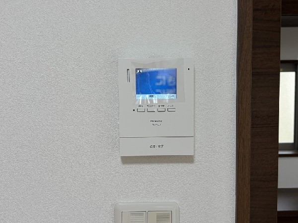 【TVモニター付インターホン】モニター付インターホンが標準仕様です。不安になりがちな防犯面。目で確認できるからあんしんです。