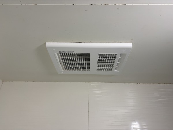 【浴室乾燥機】お風呂場そのものを乾燥機にしてしまう便利な機能。梅雨時期や花粉の時期に助かる。冬の時期には暖房機能がヒートショックを防ぐ。
