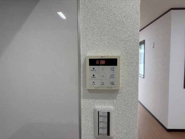 【オートバス】ワンタッチでお湯張りや保温が可能なフルオートバス。保温機能でいつでも快適に入浴が可能です。