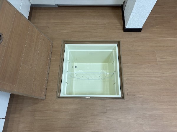 【床下収納】床下収納にそれほどの収納力はありませんが、比較的低温なので缶詰、調味料等のストックや防災備蓄に最適。