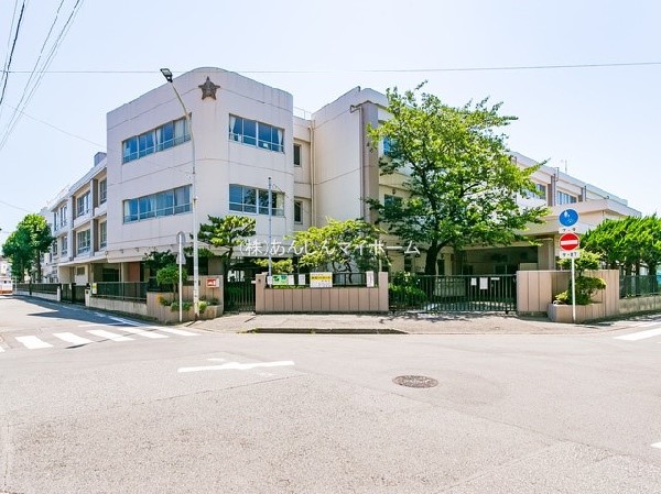 周辺環境:東大島小学校(昭和30年（1955年）4月、向小学校からわかれて開校しました。学校教育目標は『明るくたくましい生き方のできる人間の育成』)