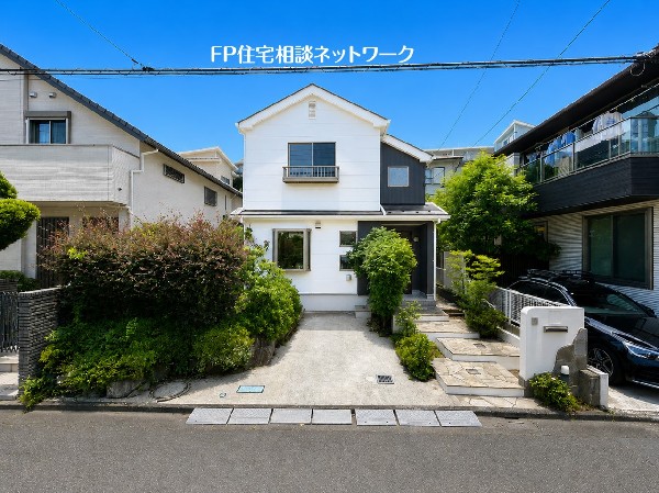 外観:敷地と道路に高低差のない整形地！土地面積も58坪超えのゆとりの敷地で建物も大型4LDKの贅沢な広さです。