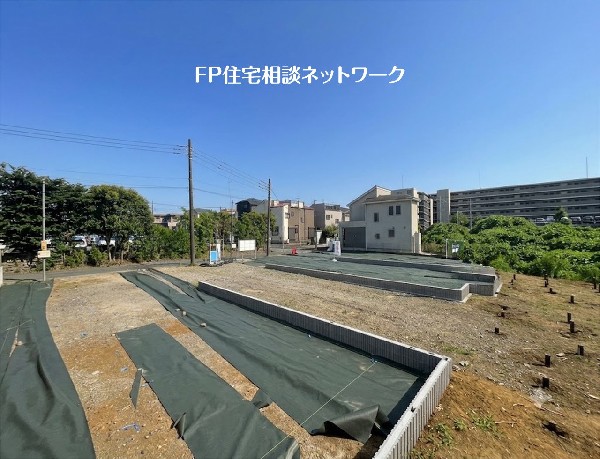 外観:広々とした区画に、お車を3台分の駐車スペースを確保できる土地です。周囲は落ち着いた住宅街で、日当たりも良好。