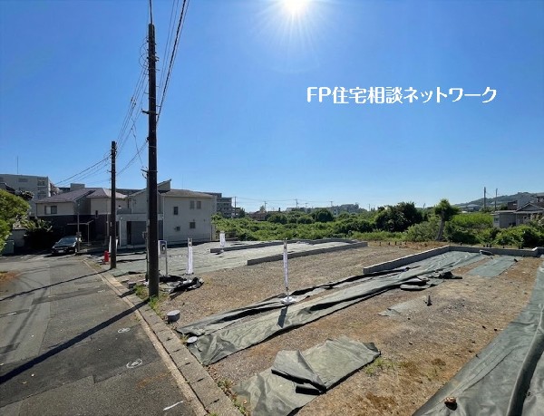 外観:閑静な住宅街に佇む、陽光に包まれた土地。周囲の緑と、落ち着いた住環境が魅力です。