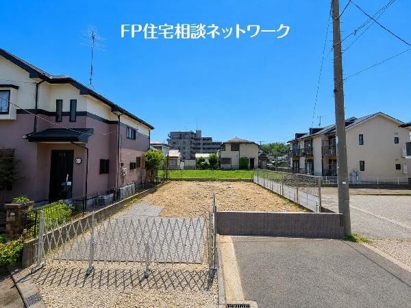 外観:落ち着きある住宅街、一種低層住居専用地域内に位置しています。周囲には高い建物がなく、空が広く開放感があり、陽当りを大きく遮られることもありません。