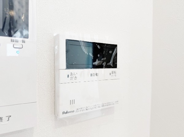 【フルオートバス】ワンタッチでお湯張りや保温が可能なフルオートバス。保温機能でいつでも快適に入浴が可能です。