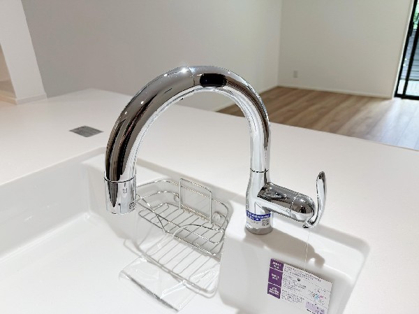 【浄水器一体型水栓】スタイリッシュな、浄水器一体型水栓です。水栓にシャワーホースと浄水器を内蔵し、カルキ臭など軽減。シャワーヘッドを引き出すことで、広いシンクのお手入れもラクラク。