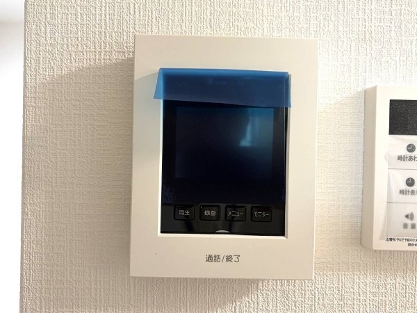 【TVモニター付きインターホン】室内から訪問者の顔を映像で確認しながら通話できる便利な防犯設備です。不審者対策やトラブル防止に役立ち、日々の安心を支えます。