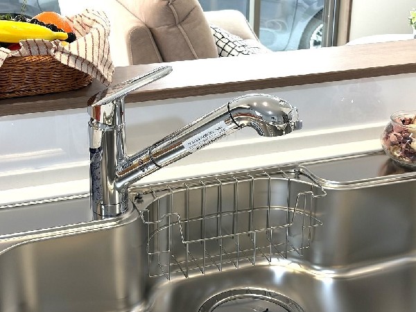 【浄水器一体型水栓】別置きの浄水器が不要のため省スペースで設置可能。手元のレバーやボタンで簡単に浄水と水道水を切り替えられ、快適に利用できます。