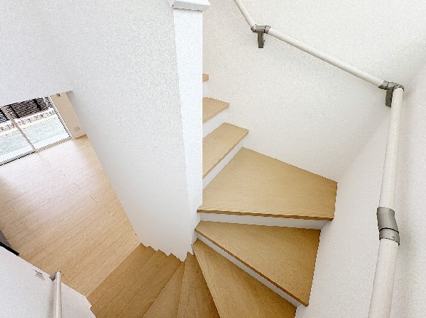 あたたかみのある木目調の踏板を採用した階段です。手すりがしっかりと取り付けられており、毎日の昇り降りも安心してお使いいただけます。