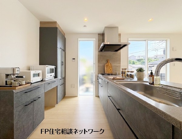 【キッチン】  本画像はAIがCGで家具を作成しており、実際の現地に家具は設置されておりません。また、販売価格に家具等は含まれておりません。