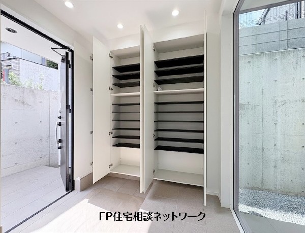 【シューズボックス】  白を基調とした明るい玄関に大容量のシューズボックスを完備。豊富な棚板で家族の靴をすっきりと収納でき、いつでも清潔感を保てます。