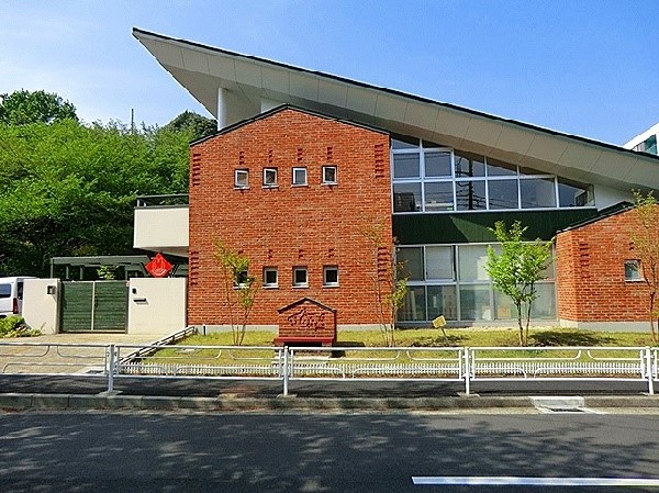 周辺環境:マーマしのはら保育園 (しのはら西と合わせて0歳～5歳まで定員166人。お洒落で大きな建物なので、子供も元気に楽しく遊んでいる。)