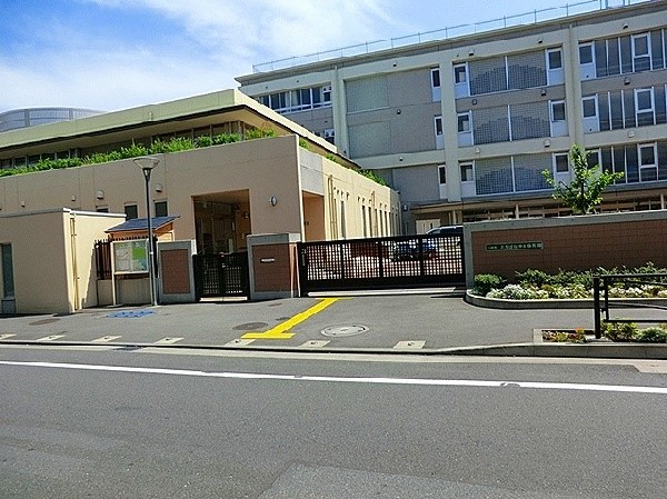 周辺環境:たちばな中央保育園(川崎市の認可保育園。対象は0歳～5歳で定員90名です。祝祭日を除く月曜～土曜で7時～20時まで預かってくれます。)