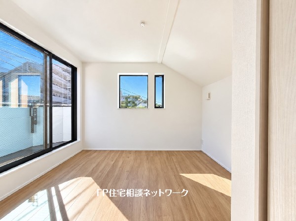 光を取り込みやすい2面採光の居室は日当良好。クローゼットの完備で収納スペースも十分。お子様にとっての「自分の部屋」。学習デスクやベッドの配置もラクラクです。