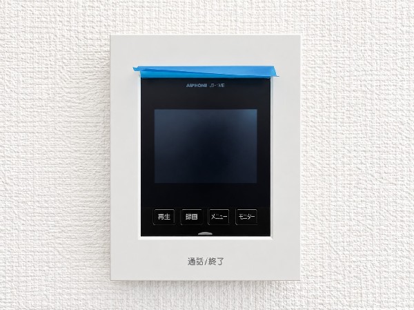 【モニター付きインターホン】モニター付インターホン　モニター付インターホンが標準仕様です。不安になりがちな防犯面。目で確認できるからあんしんです。