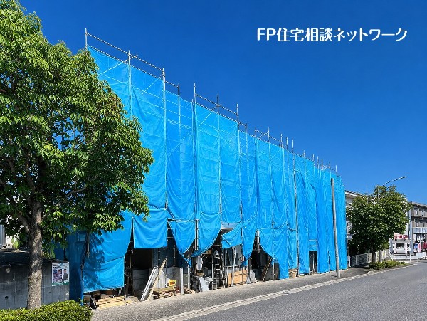 外観:広い前面道路に面しています。道路面との高低差もなく、車の出入りがしやすく、切返しの回数も少なく済みます。車だけはなく、徒歩にも自転車にも優しい立地環境です。