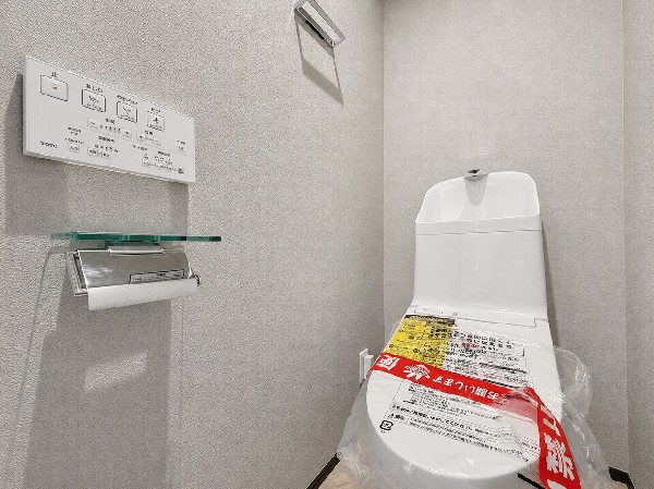 洗浄機能付き便座を標準装備。冬の寒い時期には暖房機能も活躍。快適にご利用いただけます。また、タンク奥のスペースを利用してちょっとした収納を造作することも可能。