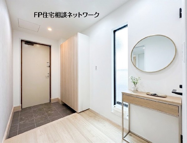 【玄関】  本画像はAIがCGで家具を作成しており、実際の現地に家具は設置されておりません。また、販売価格に家具等は含まれておりません。