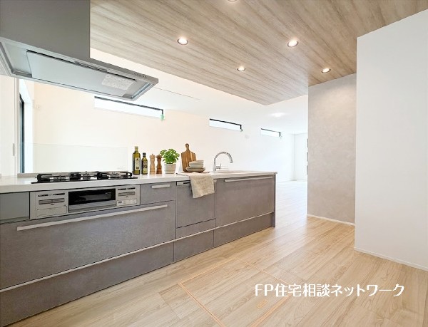 【キッチン収納】  本画像はAIがCGで小物を作成しており、実際の現地に小物は設置されておりません。また、販売価格に小物等は含まれておりません。 