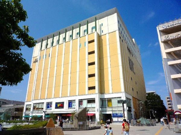 周辺環境:新百合丘オーパ (新百合ヶ丘駅目の前にある、大型ショッピング施設。ユニクロ、無印良品、100均、食料品、レストランなど、欲しいものが揃います。)