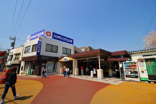 周辺環境:宿河原駅(藤子Ｆ不二雄ミュージアムの最寄駅なので駅の発車メロディがドラえもんやキテレツ大百科が流れる。マンションよりも一戸建てが多く、のどかで明るい人気駅。)