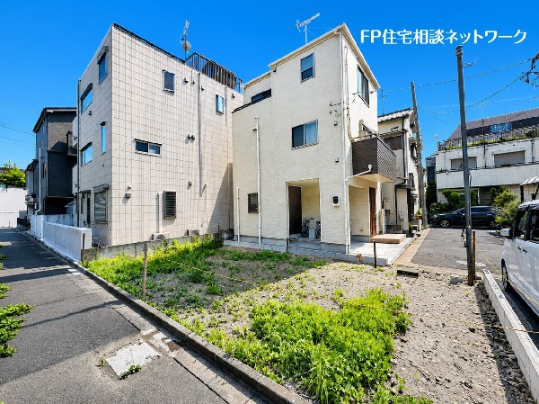 外観:新川崎駅徒歩4分の好立地！東側も通路になっており建物が隣接していないので日当たりはもちろん、解放感のある立地です。