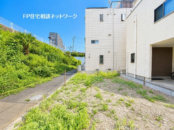 外観:LDK18.2帖のゆとりの広さの3LDKの間取り！広々したルーフバルコニーは家族の憩いの空間に最適です。