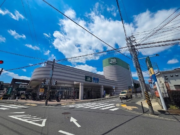 周辺環境:コーナン宮前上野川店(日用品、DIY用品、ガーデニング用品、ペット用品、建築資材など幅広い商品を取り扱っています。)