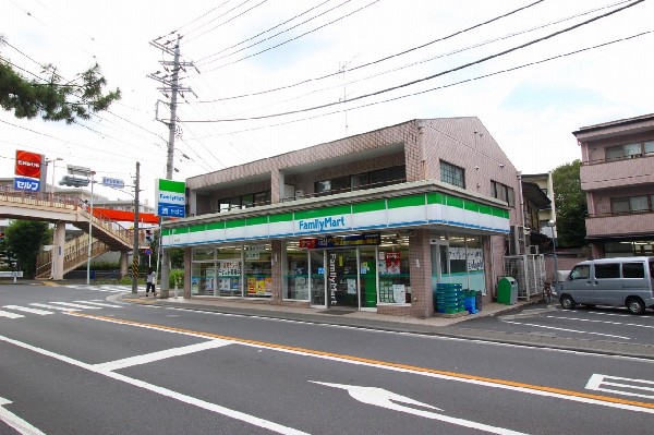 周辺環境:ファミリーマート西生田店(ファミリーマート人気のファミチキをはじめスナックメニューも大人気です。)