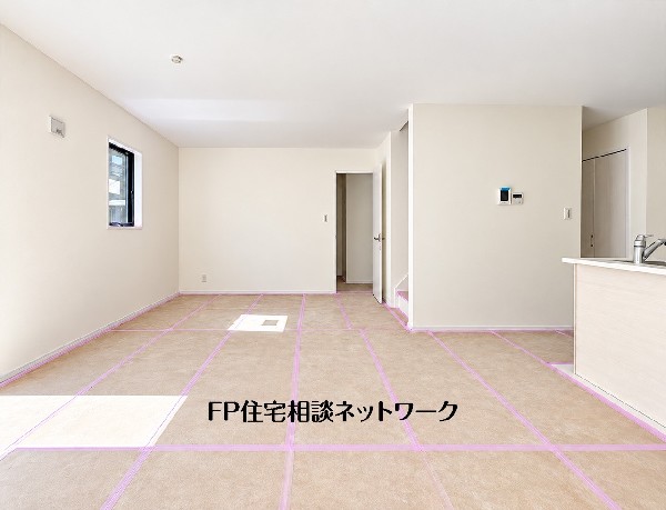 家具の配置を考えやすい、すっきりとしたリビングダイニング。食事の場所とくつろぎの場所を分けて、ご家族らしい空間づくりを。