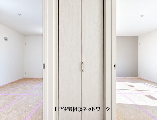 白を基調にした洋室は、家具やカーテンの色を合わせやすい空間。寝室や趣味の部屋など、ご家族それぞれの暮らしに合わせて使えます。 