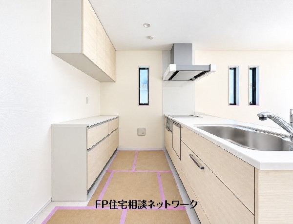 上下の収納を備えたカップボードで、食器や調理道具を整理。キッチン背面の天板も使えるため、家電の配置やお料理の準備に役立ちます。 