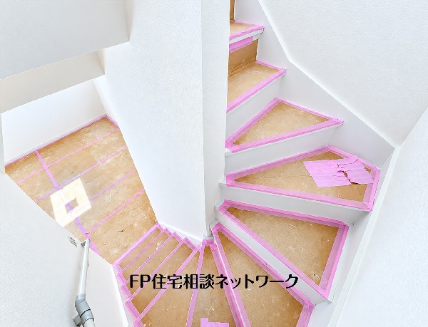白い壁に囲まれた階段まわりは、明るくすっきりとした印象。手すりを備えた階段が上下階をつなぎ、ご家族の日々の移動を支えます。 