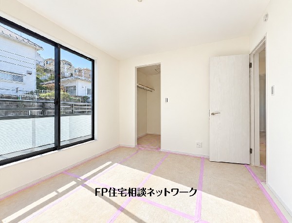 窓から光が差し込む洋室に、ウォークインクローゼットを備えました。衣類や小物をまとめて収納でき、お部屋をすっきり使えます。